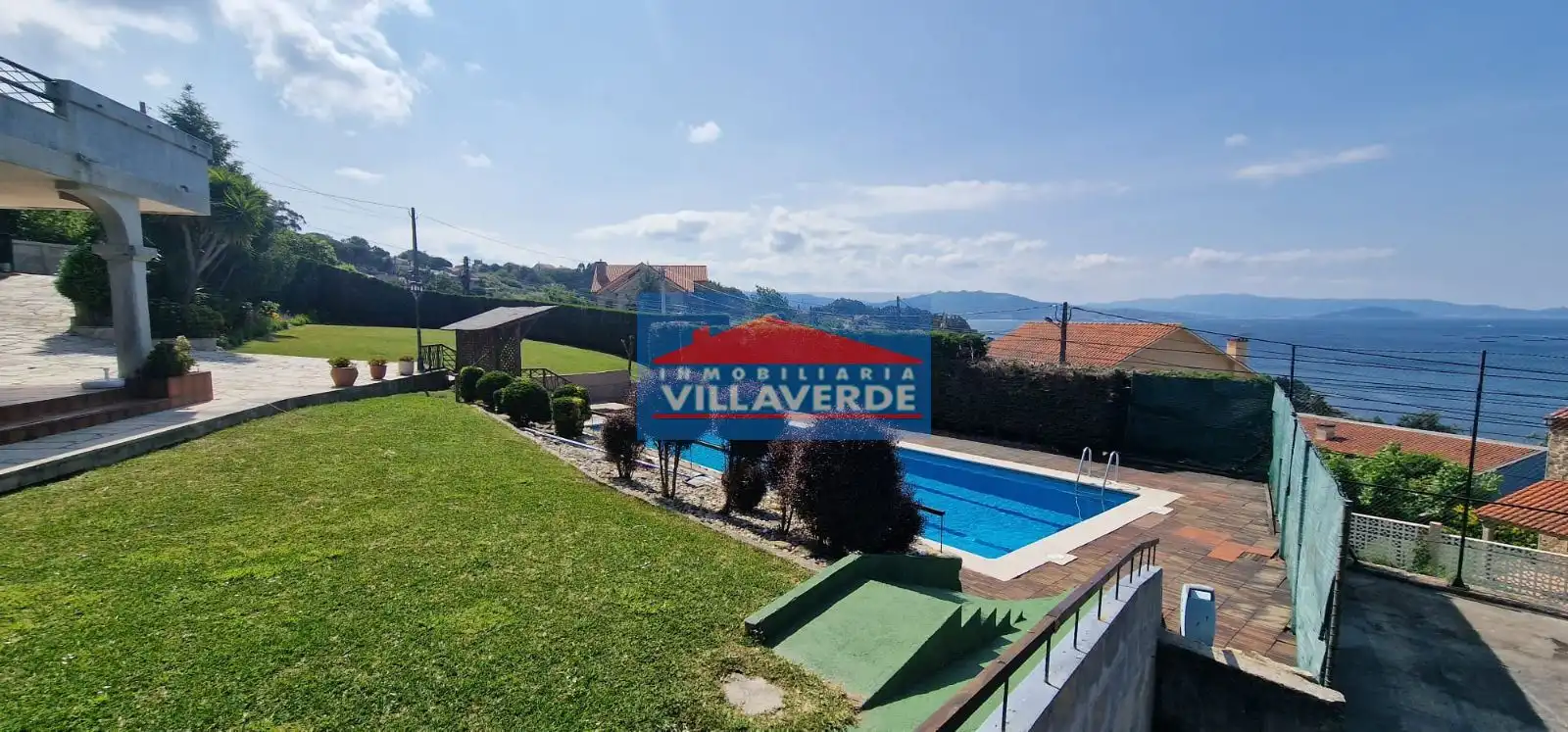 Piscina de Casa o xalet en venda en Cangas  amb Calefacció, Terrassa i Traster