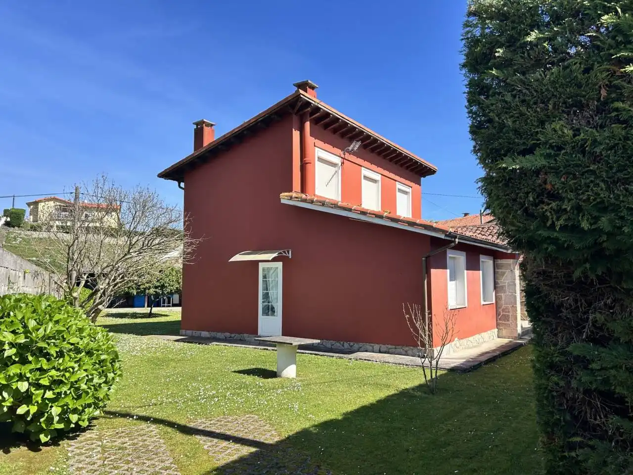 Außenansicht von Haus oder Chalet zum Verkauf in Llanes mit Heizung, Privatgarten und Terrasse