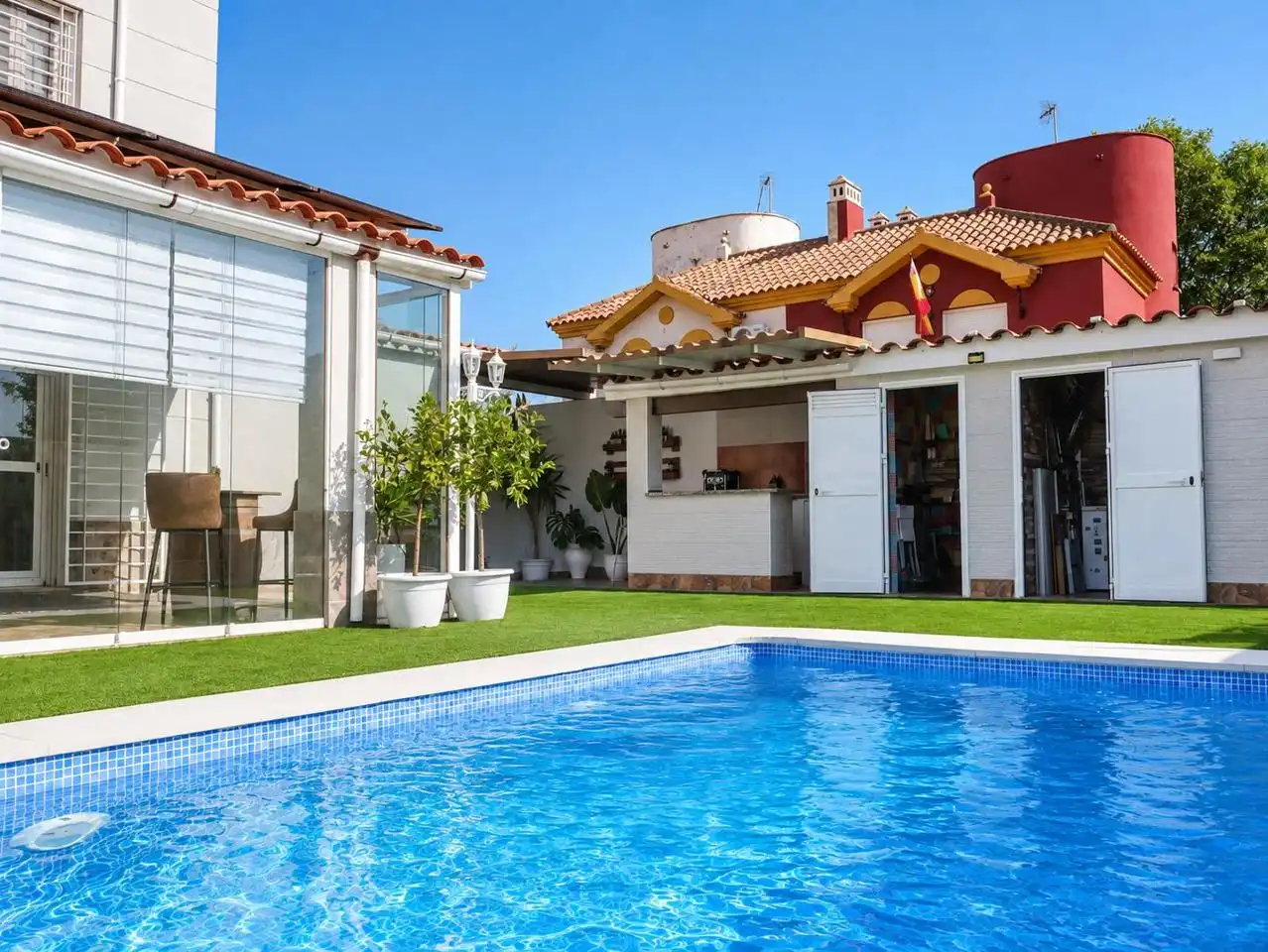 Piscina de Casa adosada en venda en Bormujos amb Aire condicionat, Jardí privat i Terrassa