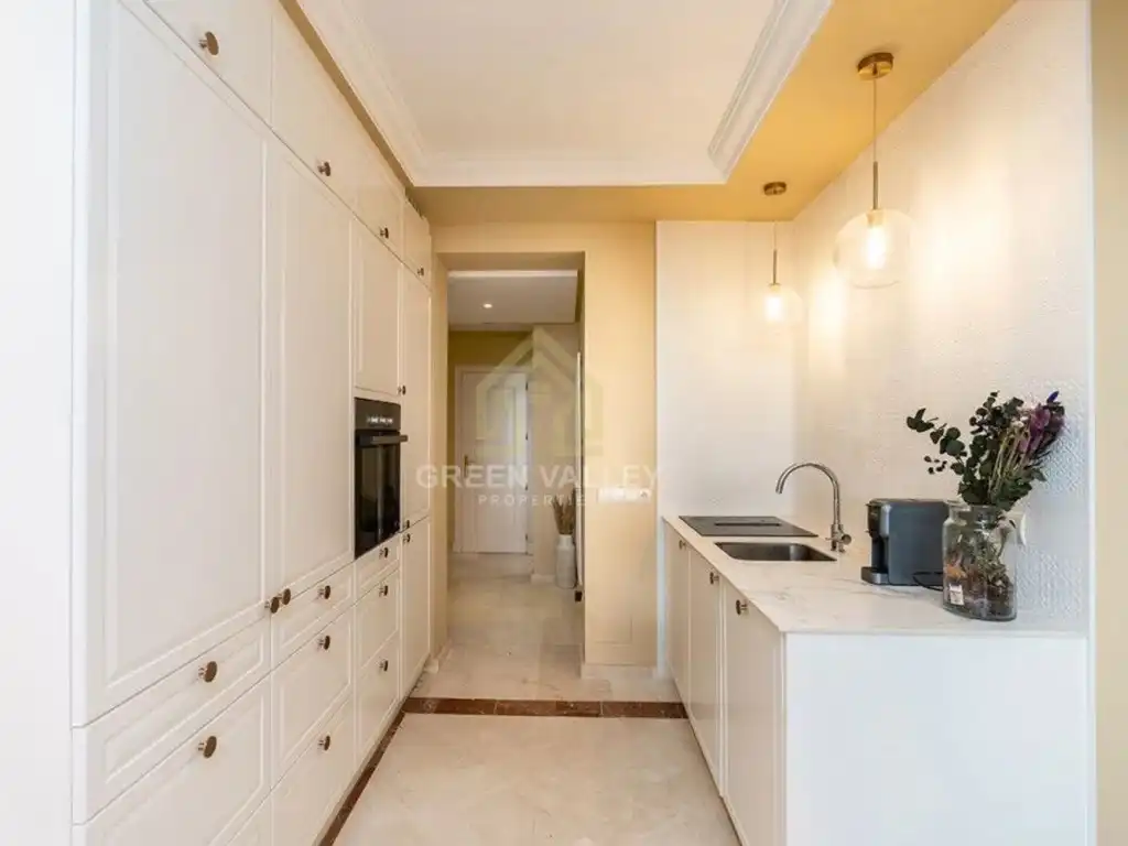 Küche von Wohnung zum Verkauf in Marbella mit Klimaanlage, Privatgarten und Terrasse