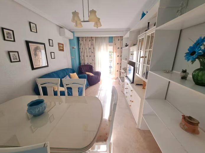 Sala d'estar de Pis de lloguer en Benalmádena amb Aire condicionat, Moblat i Piscina comunitària