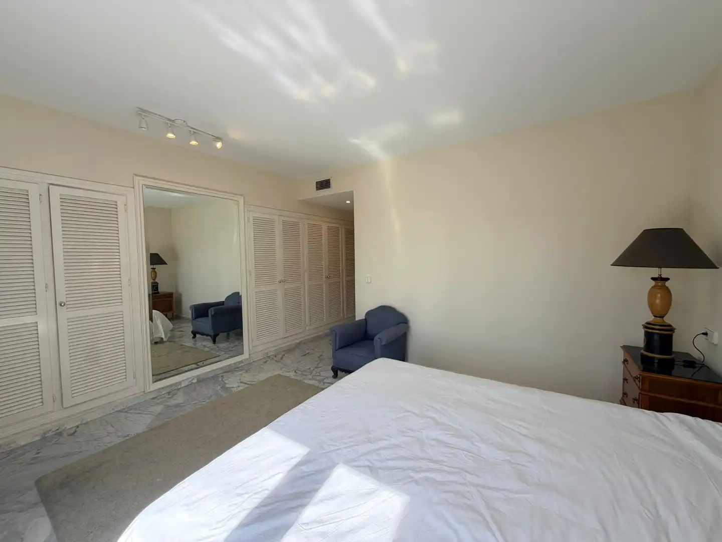 Bedroom of Flat for rent in Marbella  with Air Conditioner, Terrace and Storage room