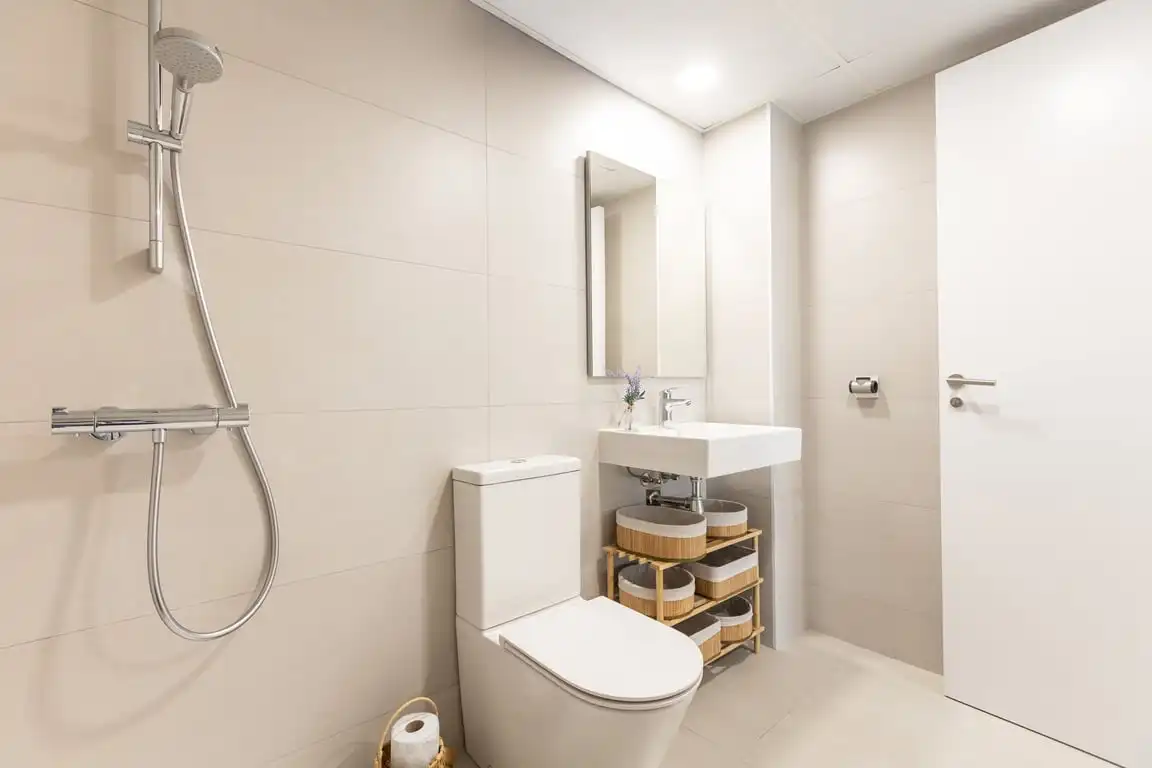 Baño de Apartamento de alquiler en Dénia con Aire acondicionado, Jardín privado y Terraza