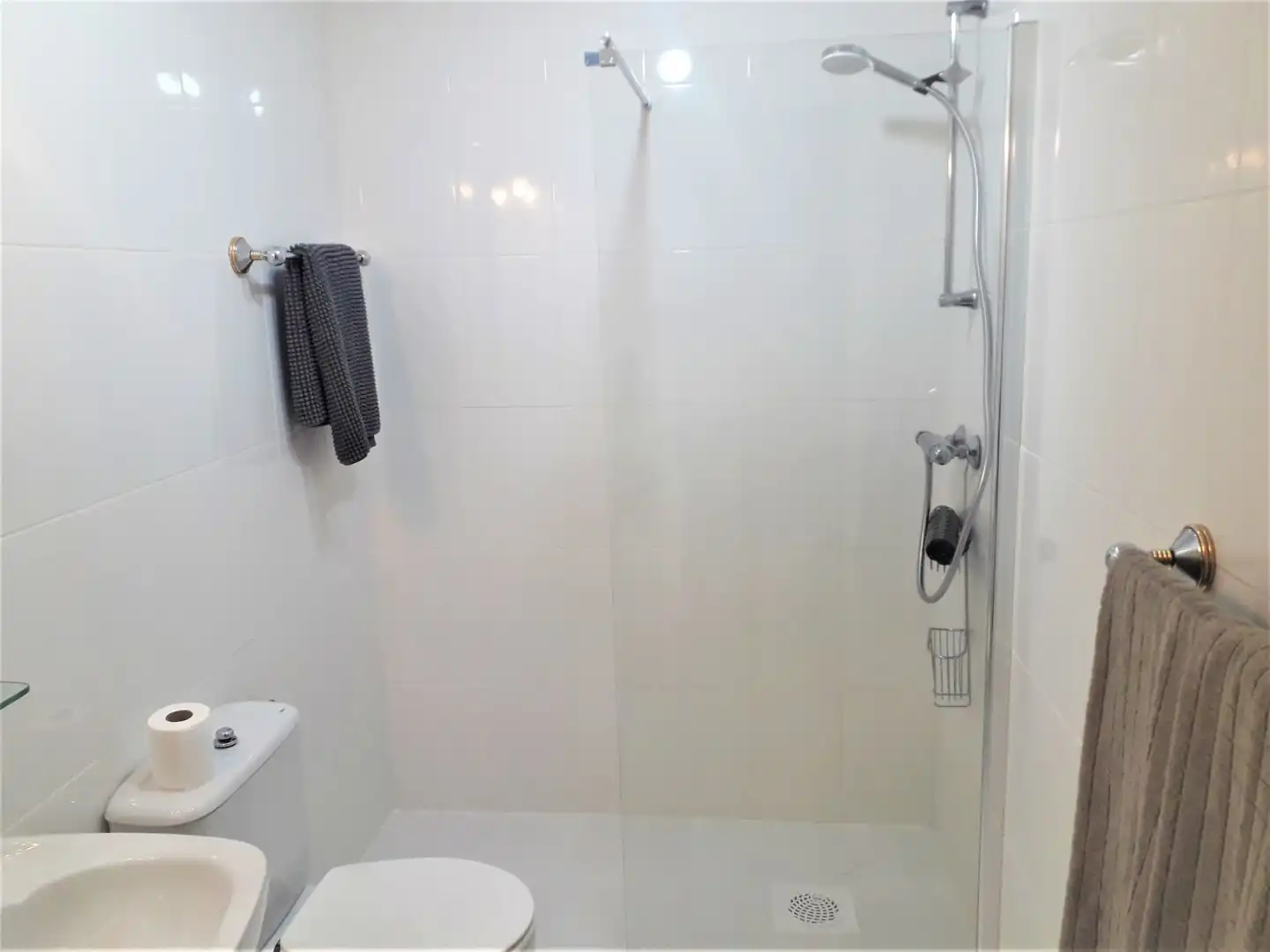 Badezimmer von Wohnung zum Verkauf in Estepona mit Klimaanlage, Privatgarten und Terrasse