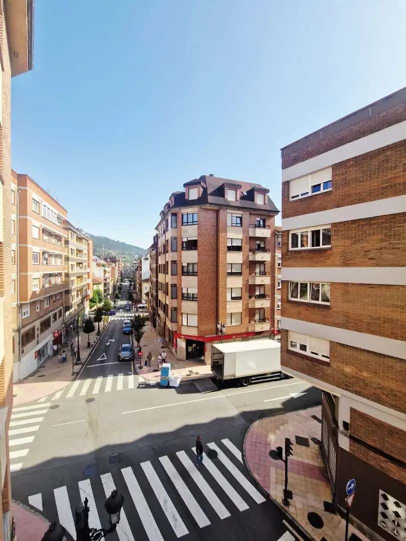 Vista exterior de Piso en venta en Oviedo  con Calefacción