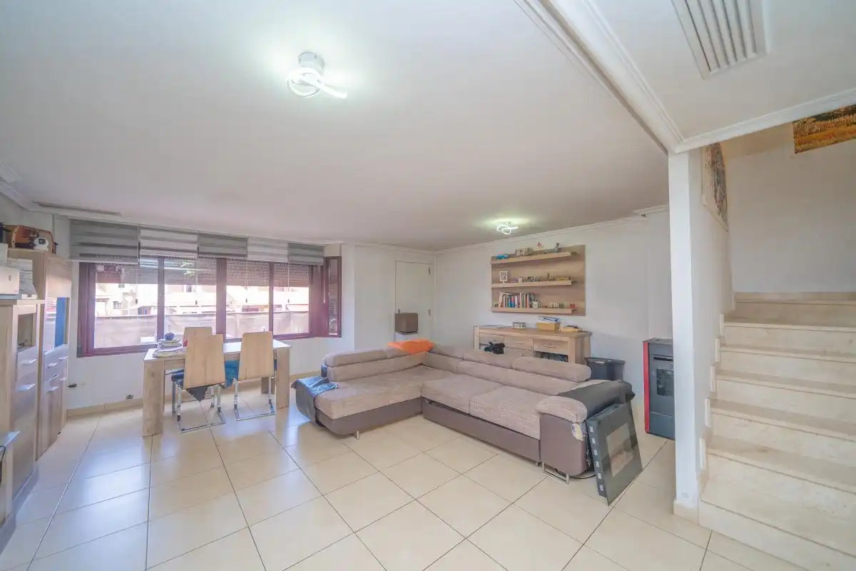 Sala d'estar de Casa adosada en venda en La Nucia amb Aire condicionat, Calefacció i Terrassa
