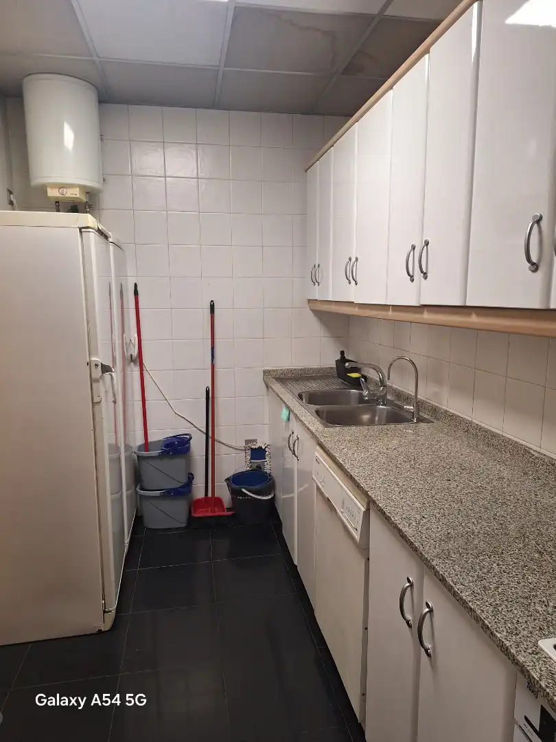 Cuina de Oficina de lloguer en Barcelona amb Aire condicionat i Calefacció