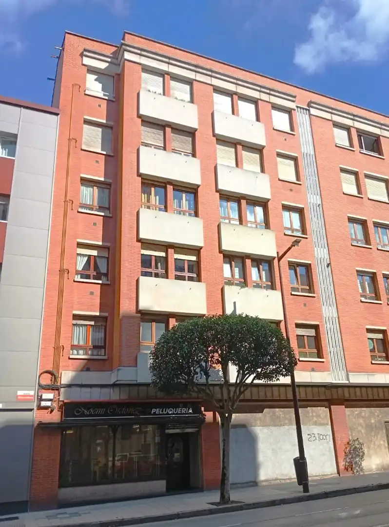 Vista exterior de Local en venda en Gijón  amb Calefacció i Moblat