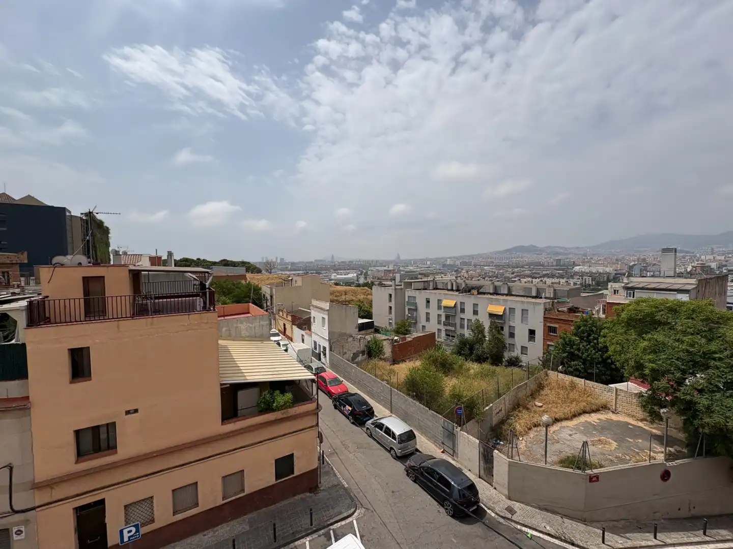 Vista exterior de Àtic en venda en Santa Coloma de Gramenet amb Aire condicionat, Calefacció i Terrassa