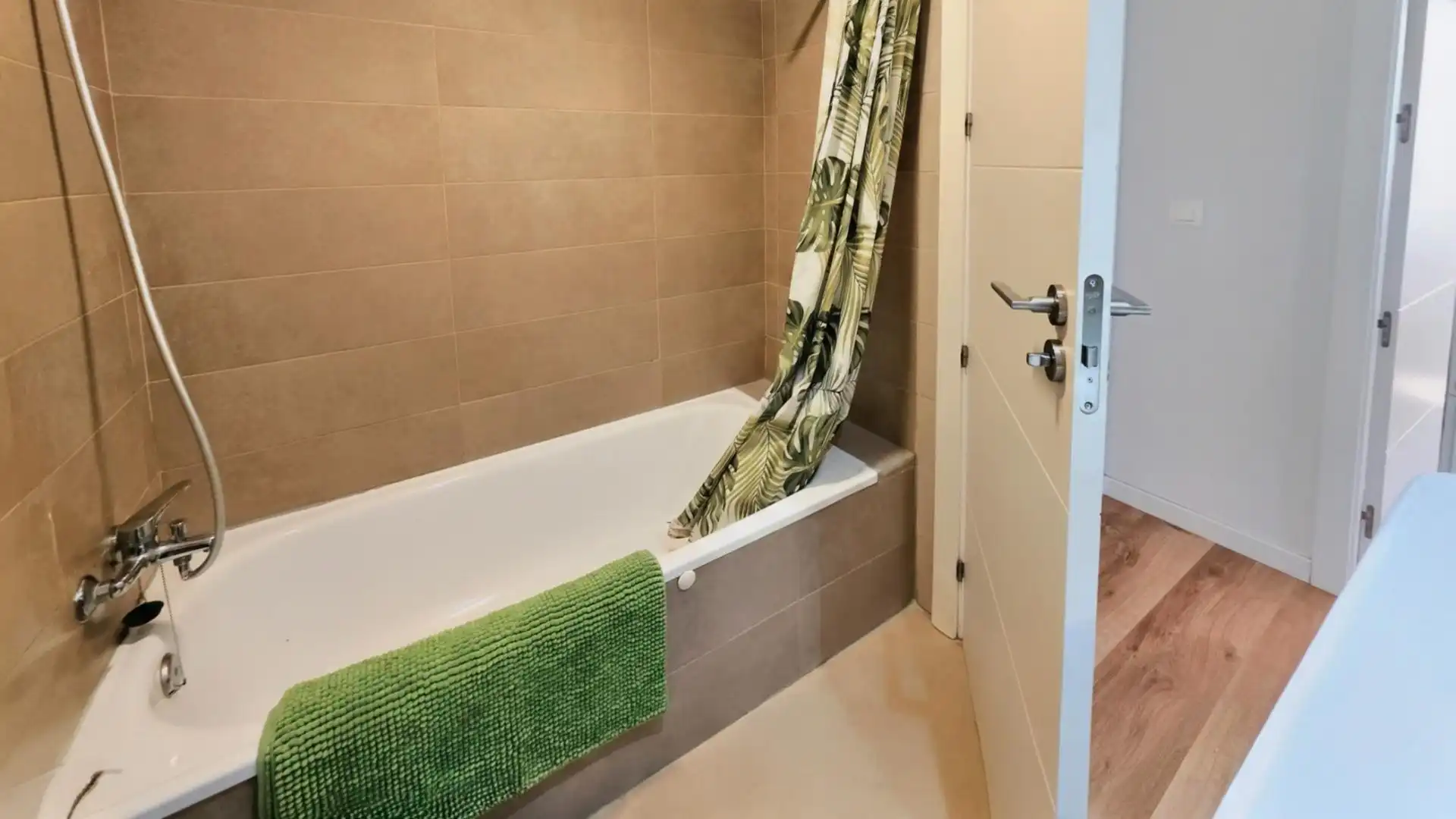 Bany de Pis en venda en San Juan de Aznalfarache amb Aire condicionat, Jardí privat i Parquet