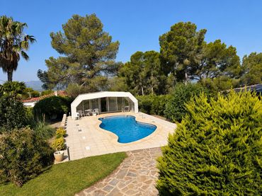 Casa amb piscina en venda a URB. Mig Camí