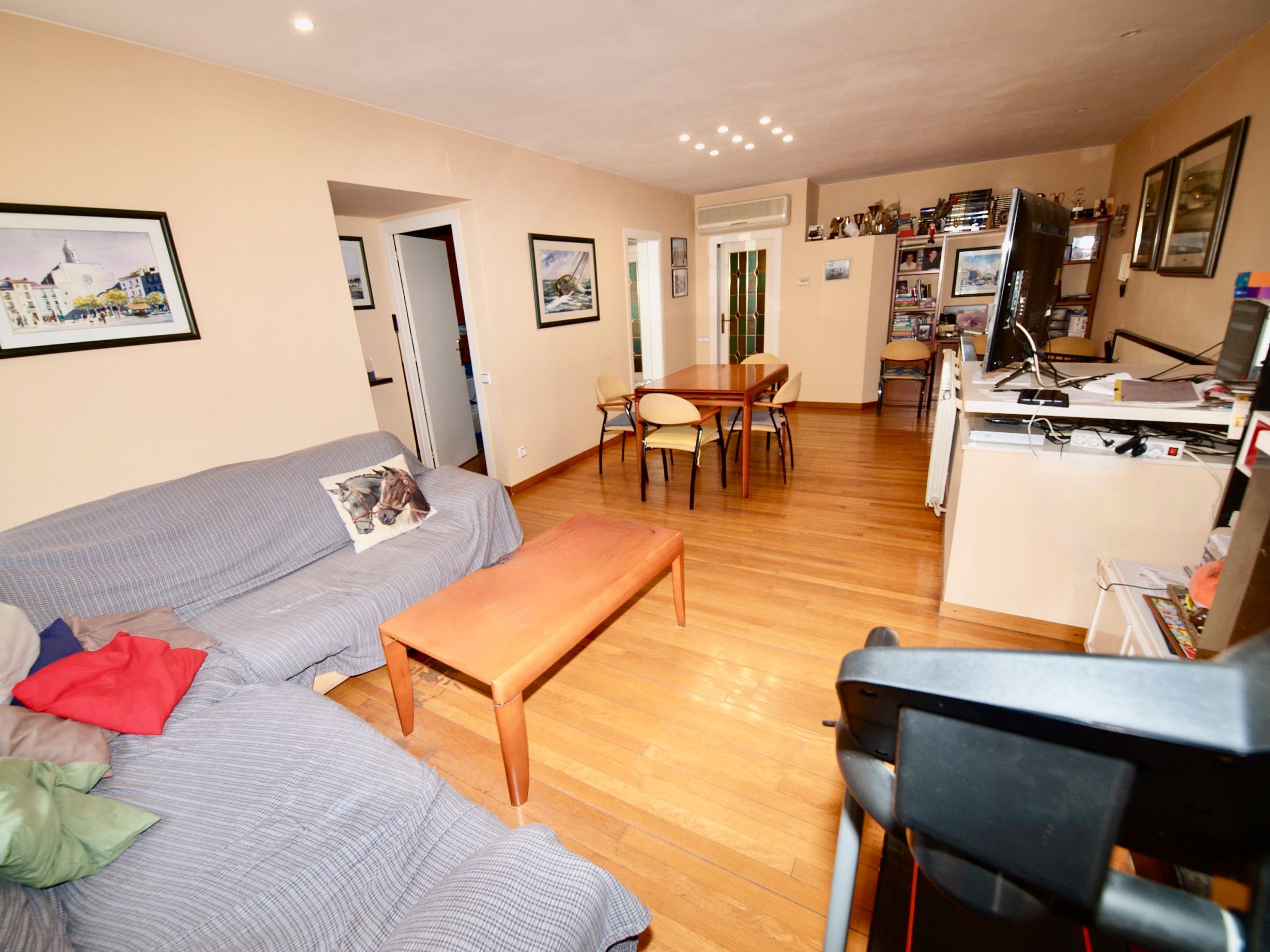 Sala d'estar de Casa o xalet en venda en Terrassa amb Aire condicionat, Parquet i Terrassa