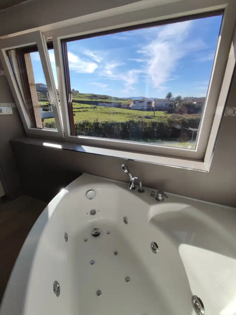 Baño de Casa o chalet de alquiler en Miengo con Calefacción, Jardín privado y Amueblado