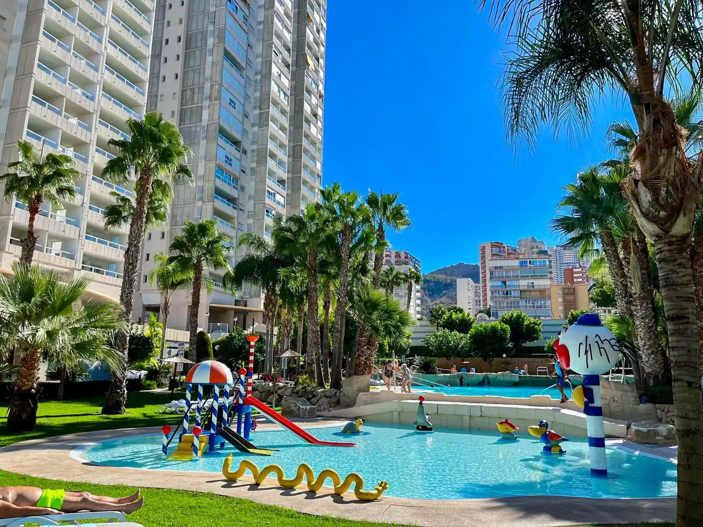 Vista exterior de Dúplex en venda en Benidorm amb Aire condicionat, Calefacció i Jardí privat