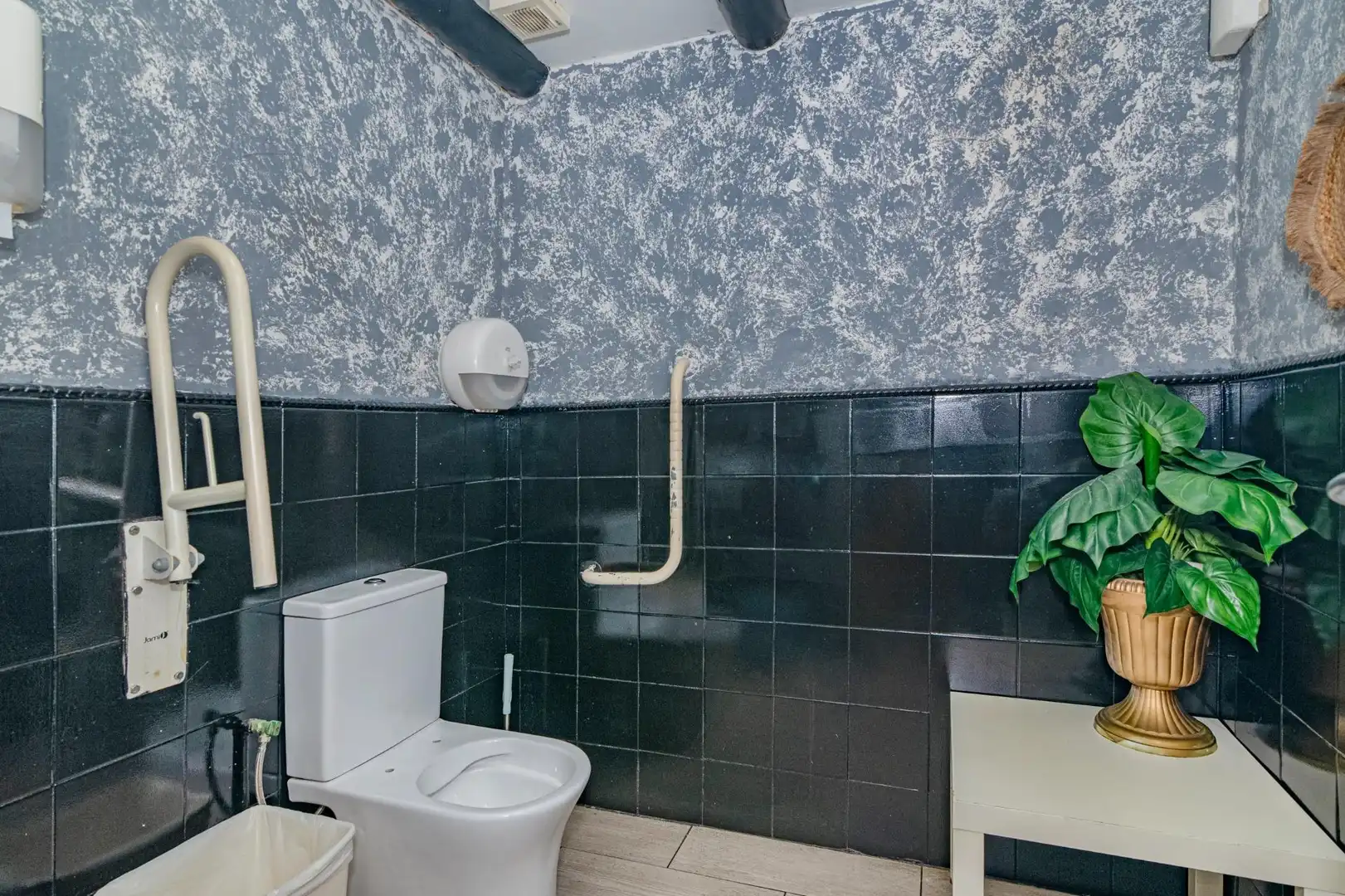 Badezimmer von Geschaftsraum zur Miete in Granada