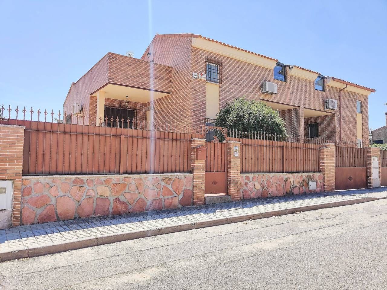 Vista exterior de Casa adosada en venda en Bargas amb Aire condicionat, Calefacció i Jardí privat