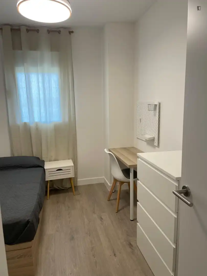 Habitación de Apartamento de alquiler en Dos Hermanas con Aire acondicionado, Calefacción y Amueblado