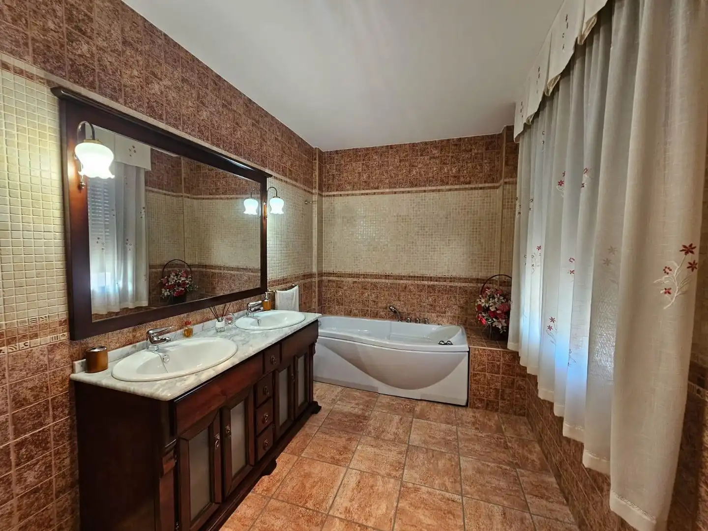 Bany de Casa o xalet en venda en Córdoba amb Aire condicionat, Calefacció i Jardí privat