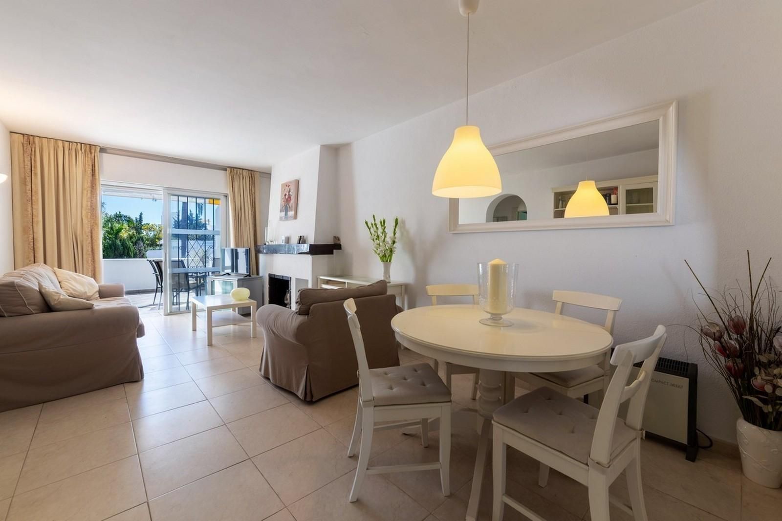 Menjador de Apartament en venda en Marbella amb Aire condicionat, Jardí privat i Terrassa