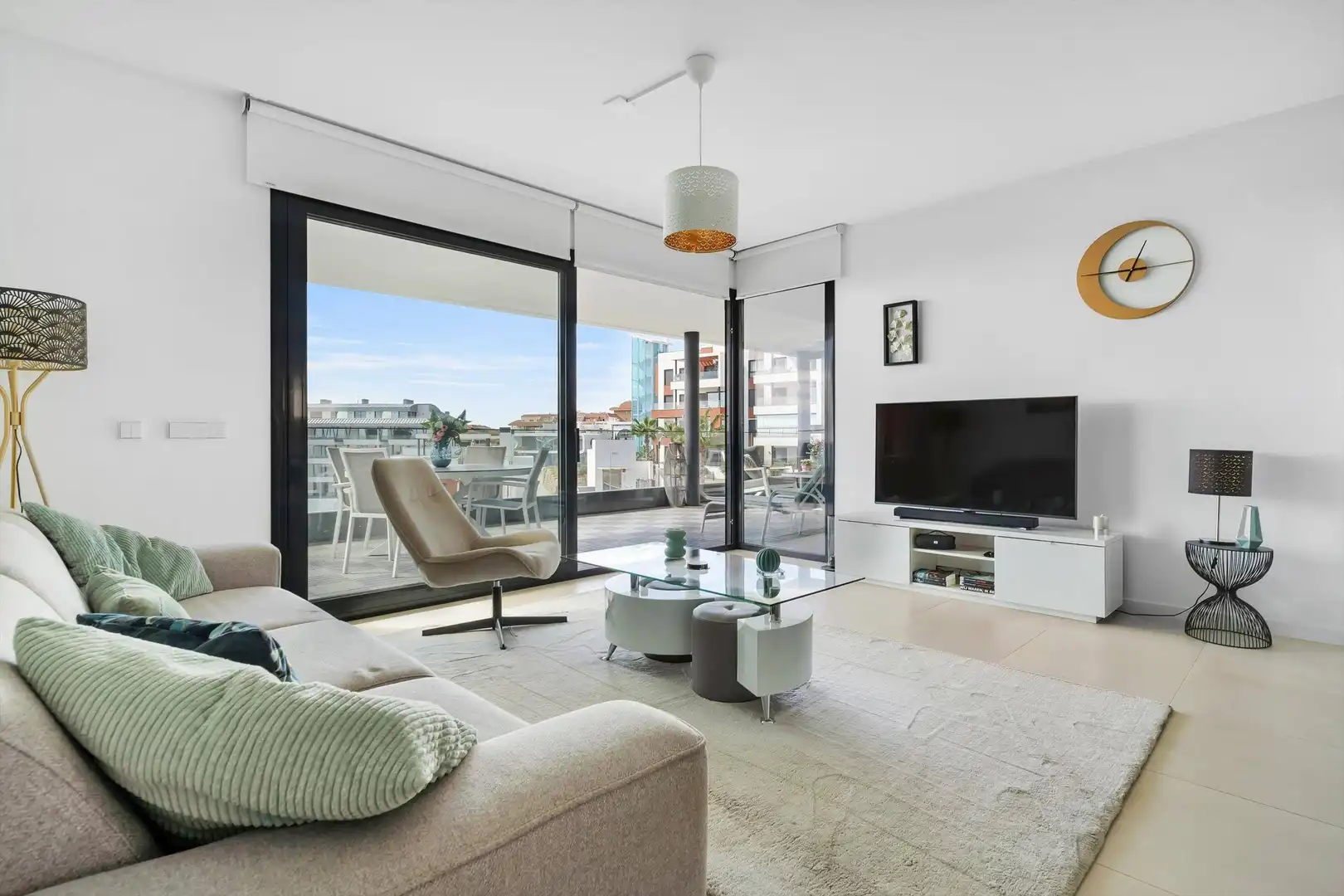 Sala d'estar de Apartament en venda en Fuengirola amb Aire condicionat, Jardí privat i Terrassa