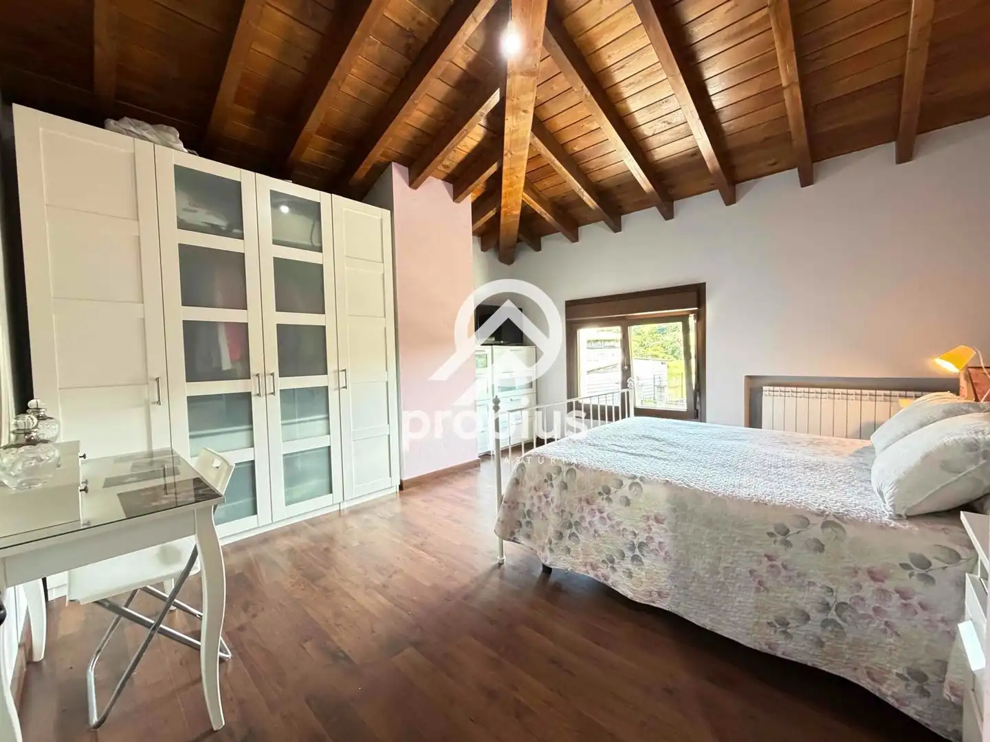 Dormitori de Casa o xalet en venda en Sariego amb Calefacció, Parquet i Traster
