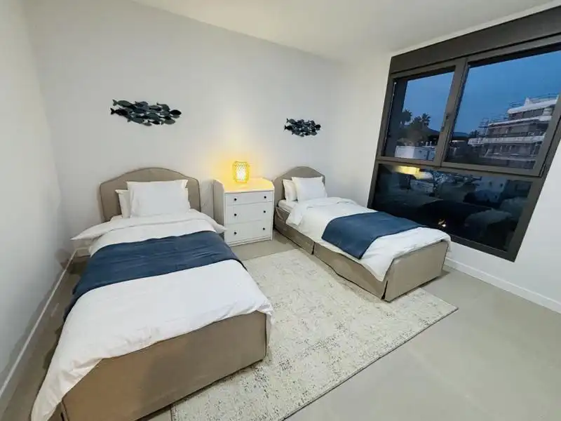Dormitori de Apartament de lloguer en Estepona amb Aire condicionat, Terrassa i Piscina