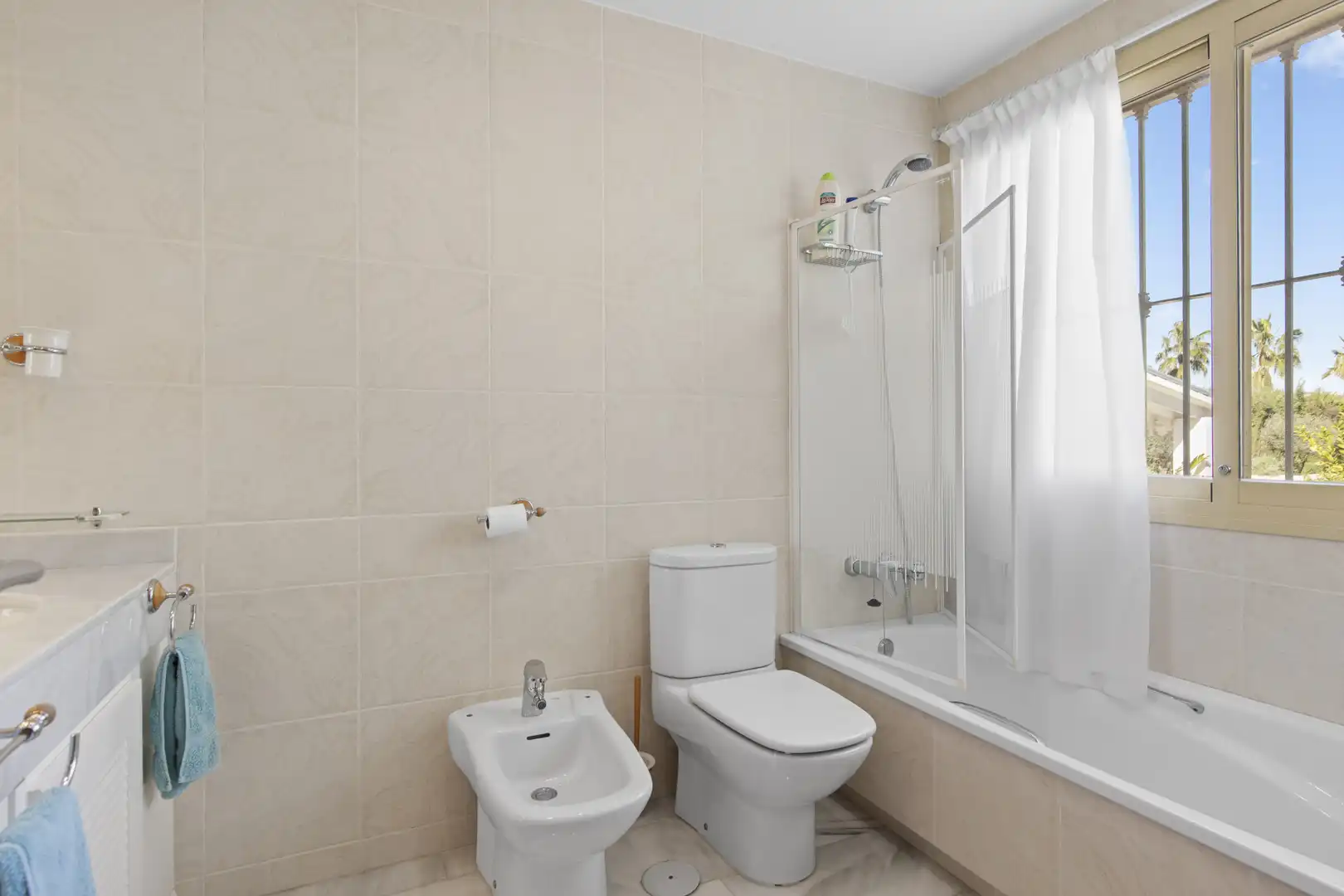 Bathroom of Houses for sale in Benahavís  with Air Conditioner, Heating and Private garden