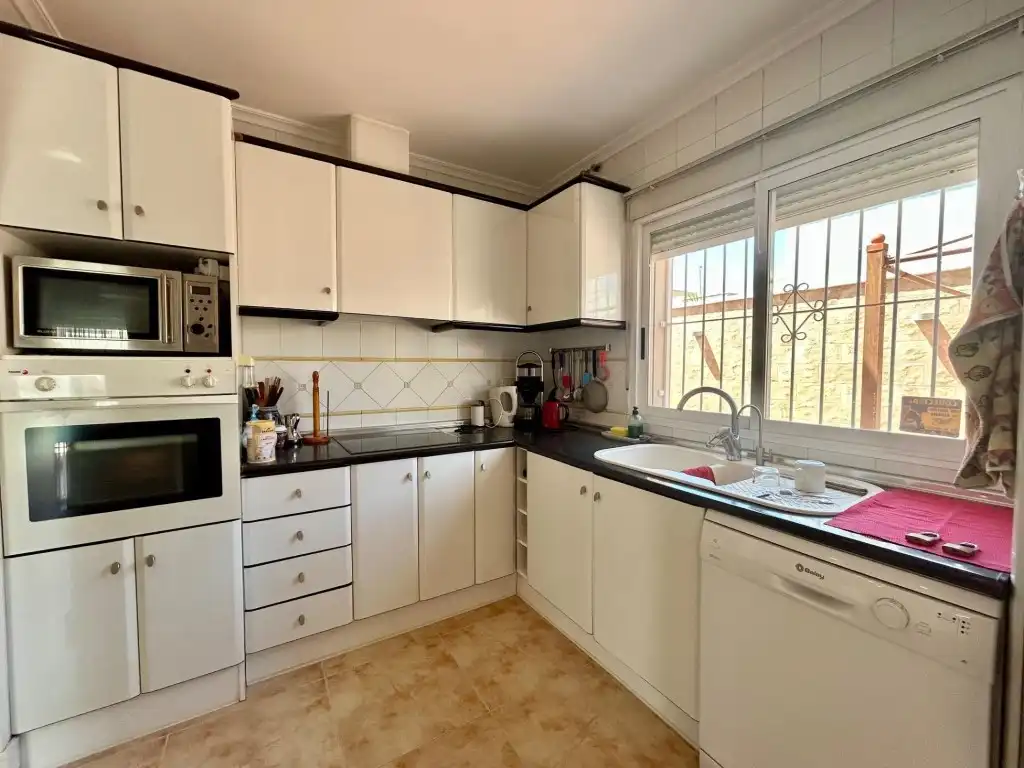 Cocina de Casa o chalet en venta en Torrevieja con Aire acondicionado, Jardín privado y Piscina