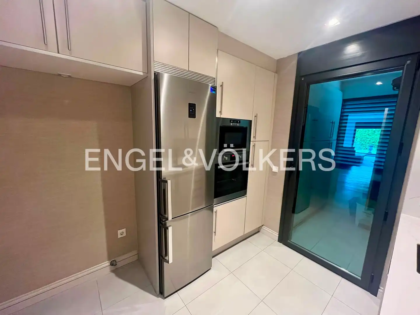 Cocina de Apartamento de alquiler en Madrid con Aire acondicionado, Calefacción y Jardín privado