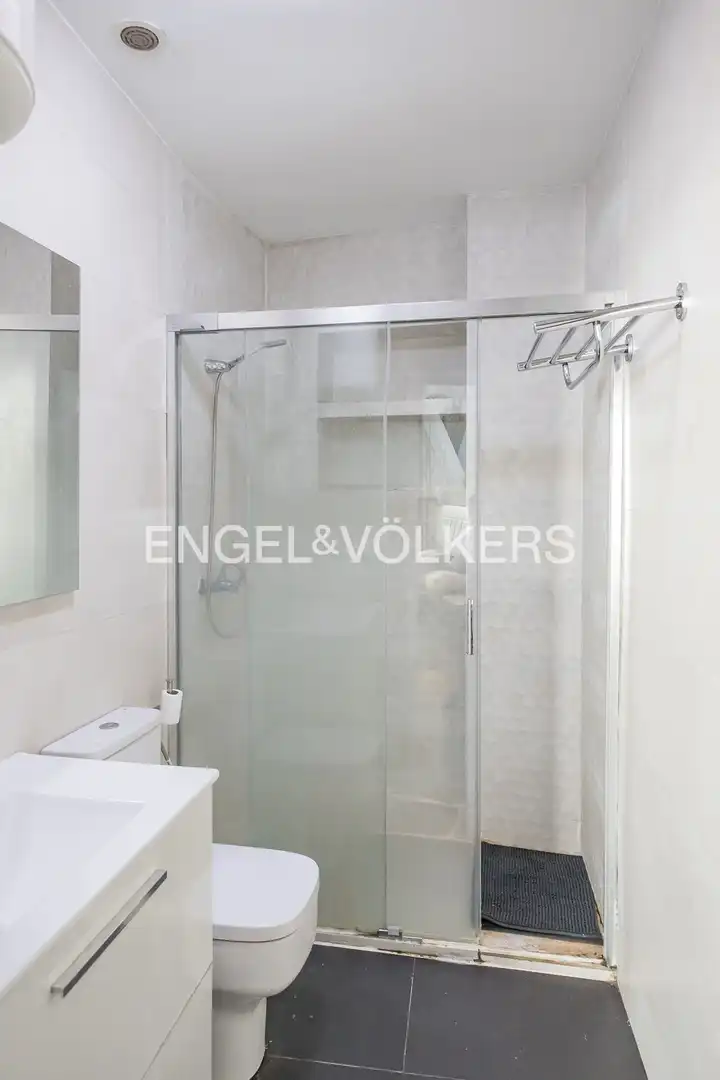 Bathroom of Flat for sale in Madrid  with Air Conditioner, Heating and Parquet flooring