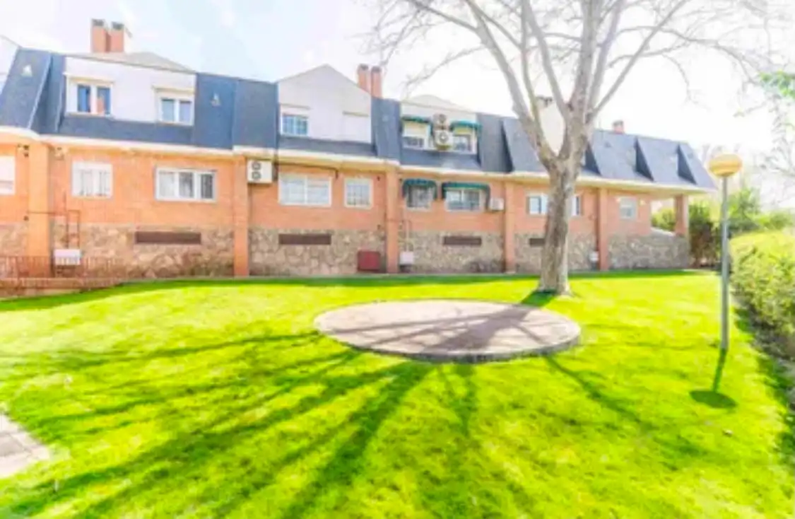 Vista exterior de Dúplex en venta en Arroyomolinos (Madrid) con Calefacción, Jardín privado y Parquet