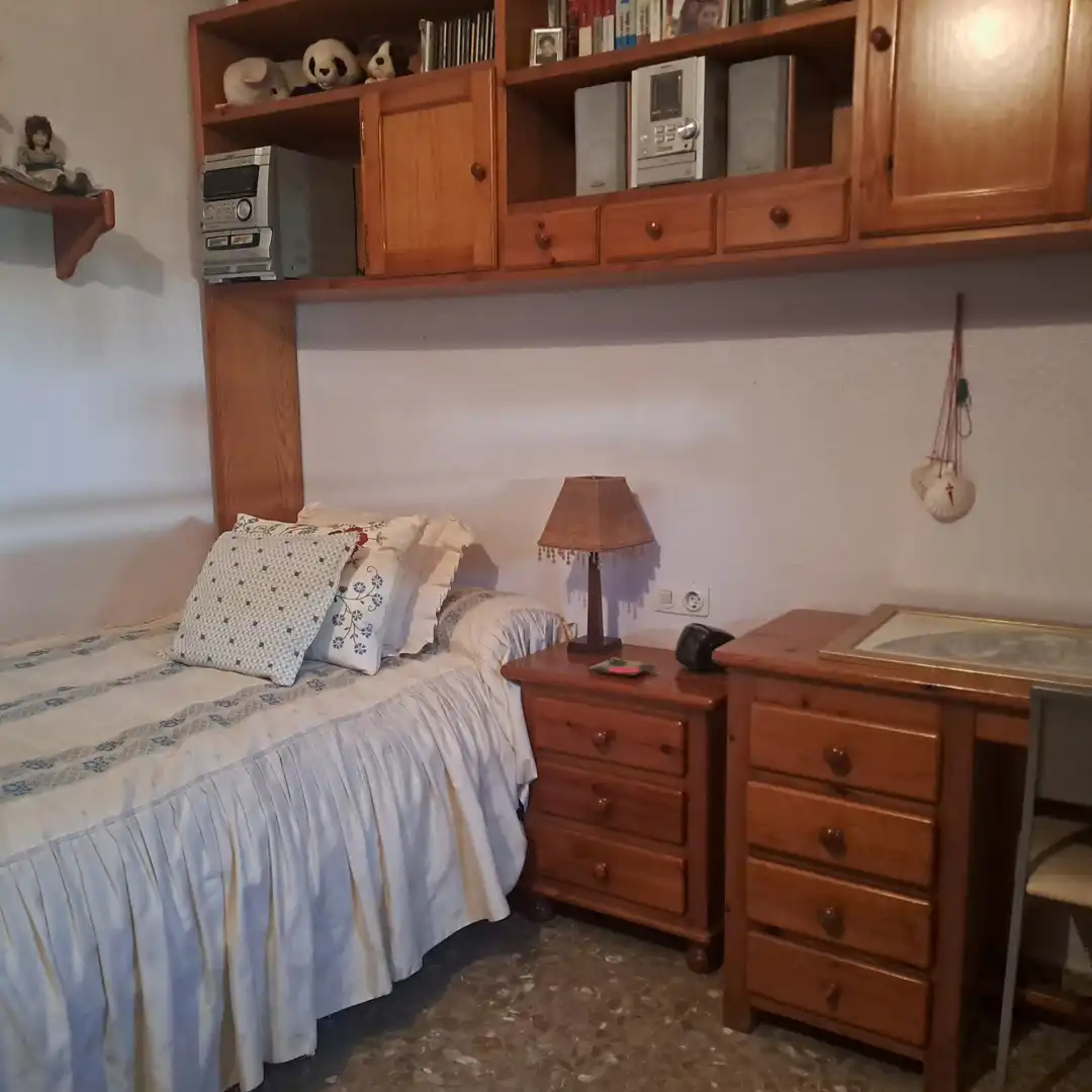 Dormitori de Casa adosada en venda en Dos Hermanas amb Aire condicionat, Traster i Piscina comunitària