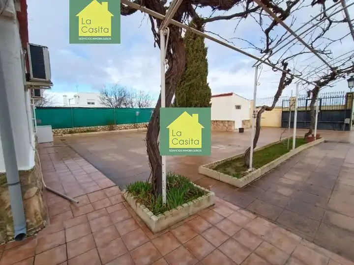 Vista exterior de Casa o xalet en venda en Albacete amb Aire condicionat, Jardí privat i Traster