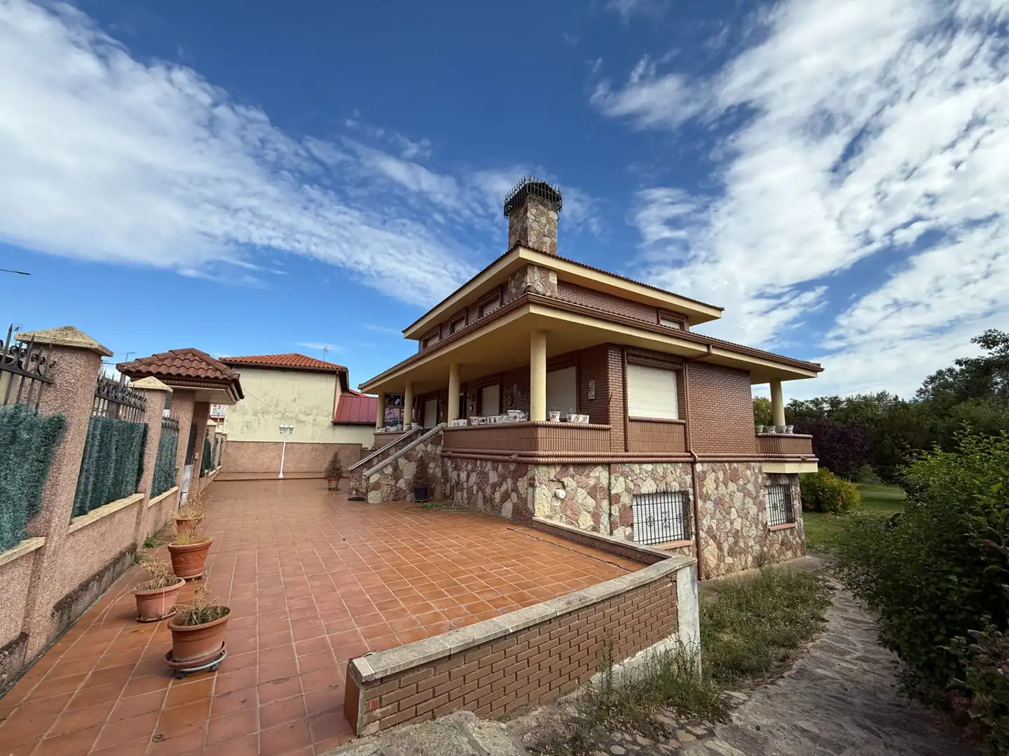 Vista exterior de Casa o xalet en venda en Llamas de la Ribera amb Calefacció, Jardí privat i Parquet