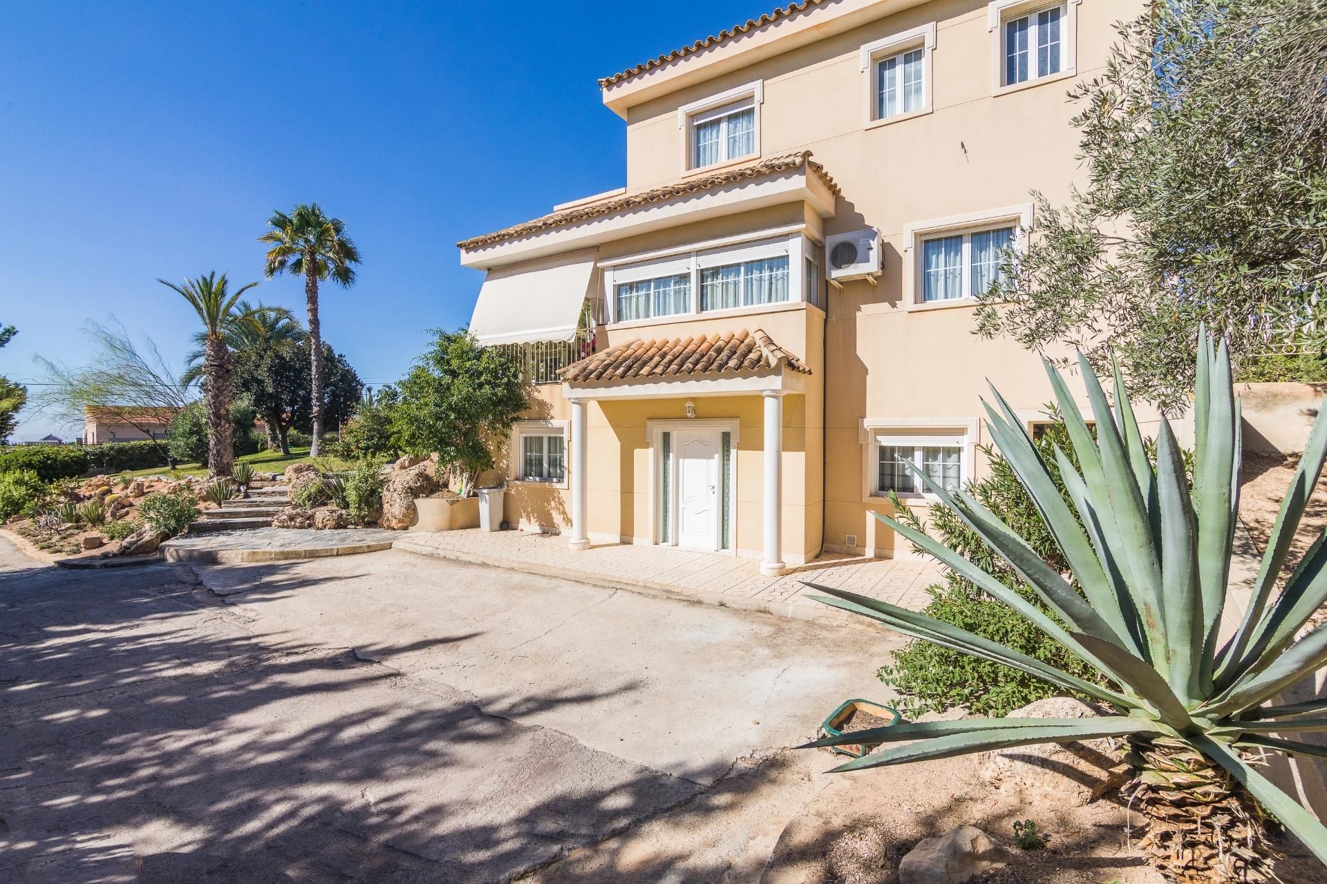 Vista exterior de Casa o xalet en venda en Elche / Elx amb Aire condicionat, Calefacció i Jardí privat