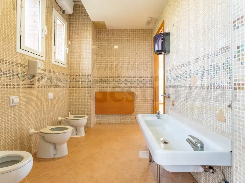 Bathroom of Commercial properties for sale in Cambrils