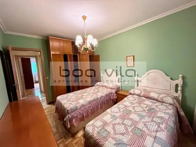 Schlafzimmer von Wohnung zum Verkauf in Pontevedra Capital  mit Heizung, Parkett und Abstellraum