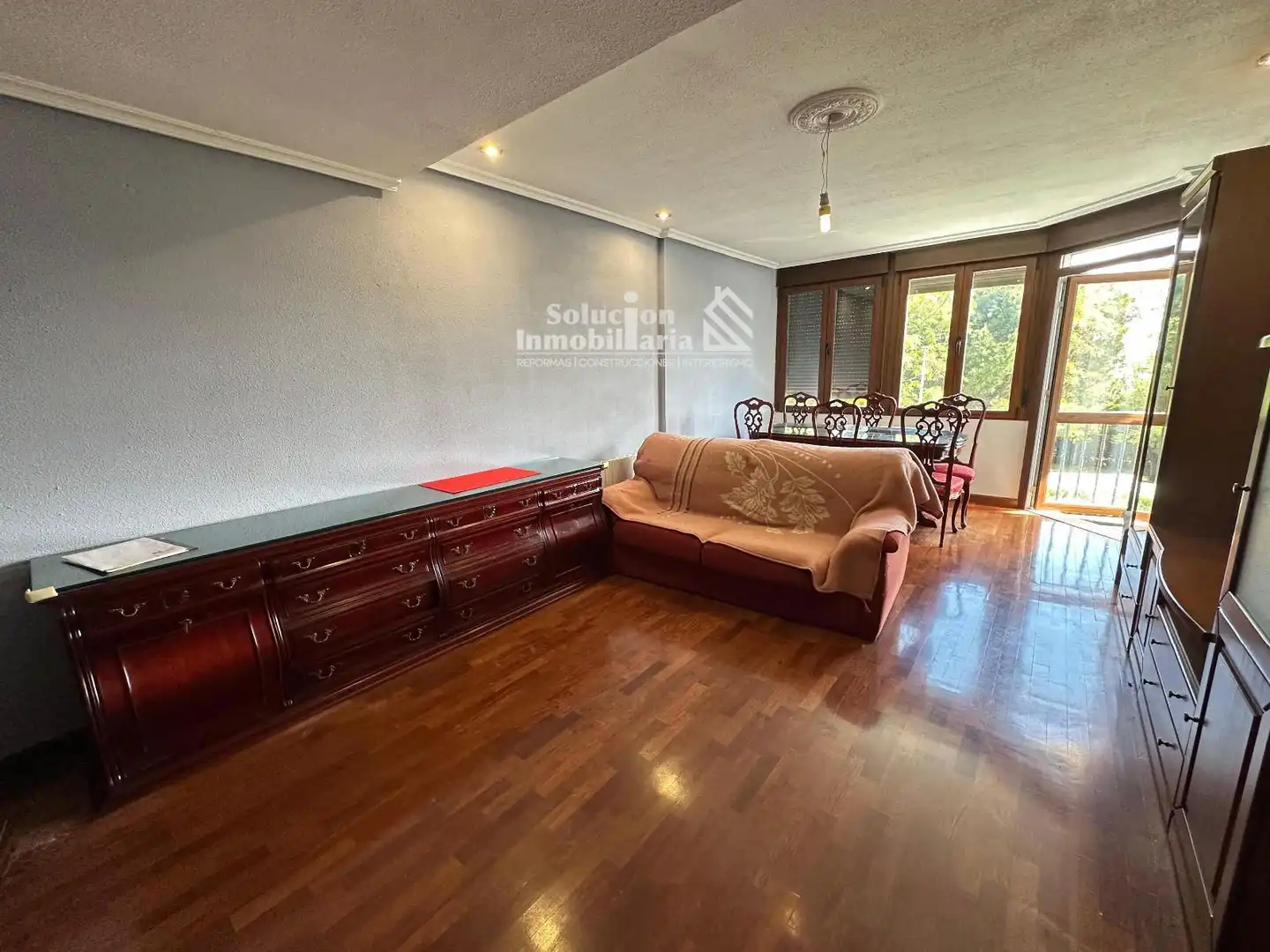 Sala de estar de Casa adosada en venta en Cabrerizos con Calefacción, Terraza y Piscina