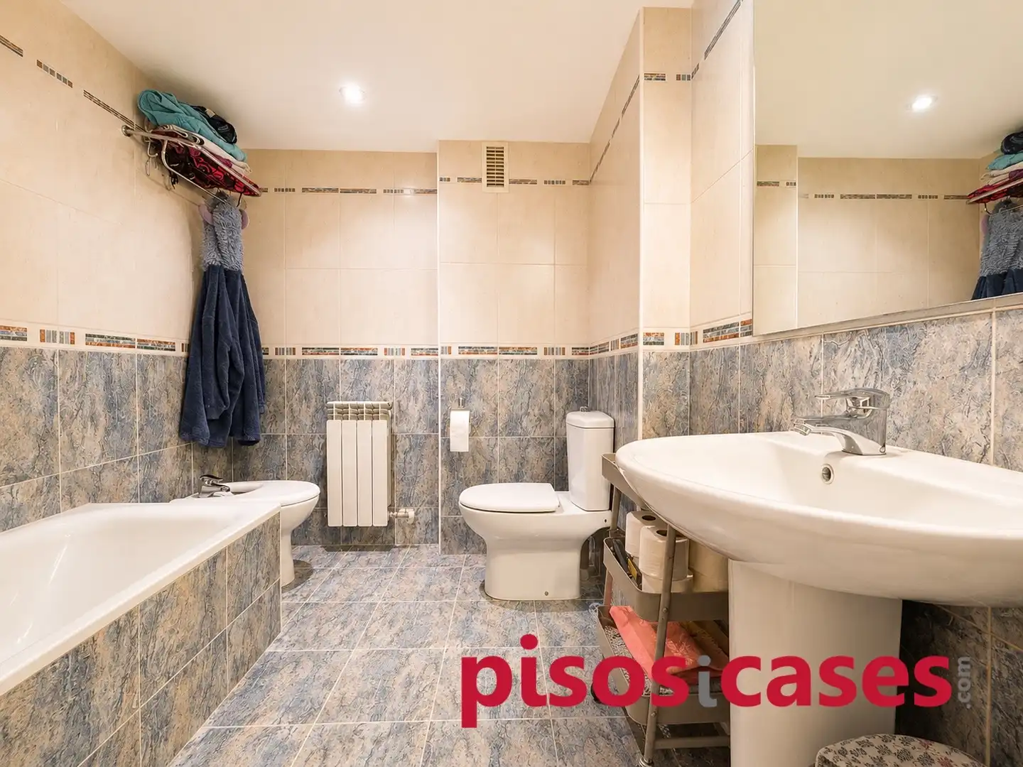 Bany de Pis en venda en Vic amb Calefacció, Parquet i Terrassa