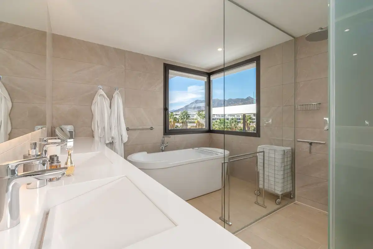 Bany de Casa o xalet en venda en Marbella amb Terrassa i Piscina