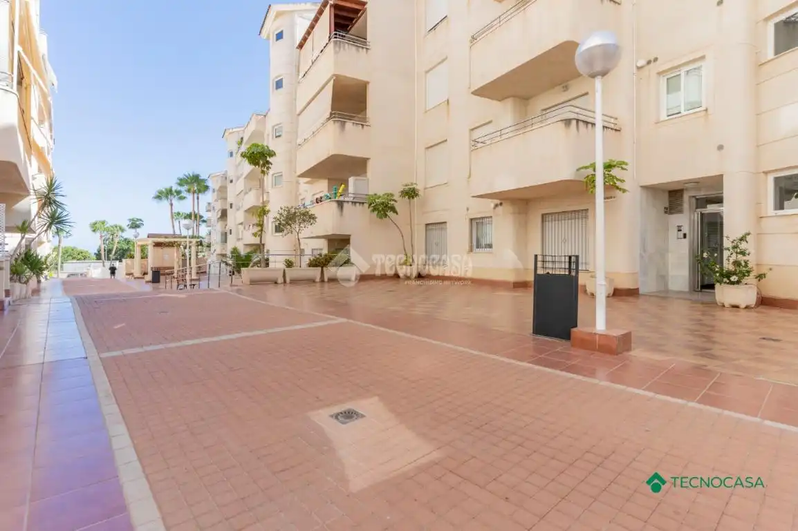 Vista exterior de Pis en venda en Roquetas de Mar amb Aire condicionat i Terrassa