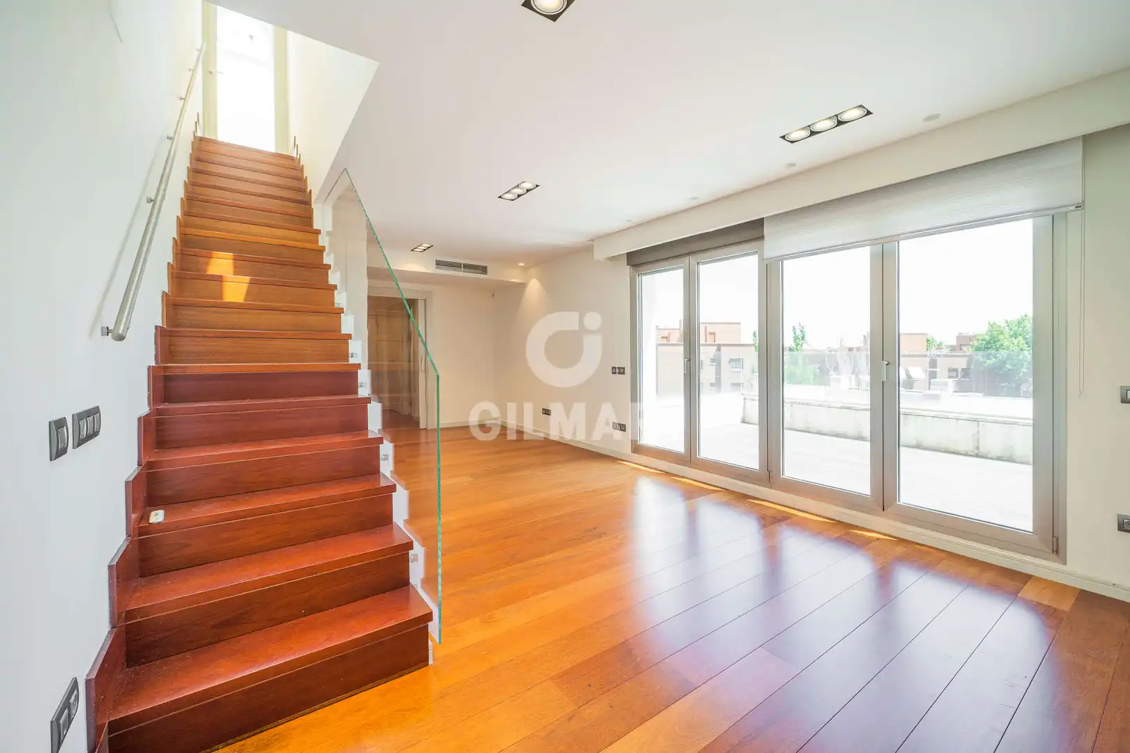 Living room of Duplexes for sale in Pozuelo de Alarcón  with Heating, Private garden and Storage room