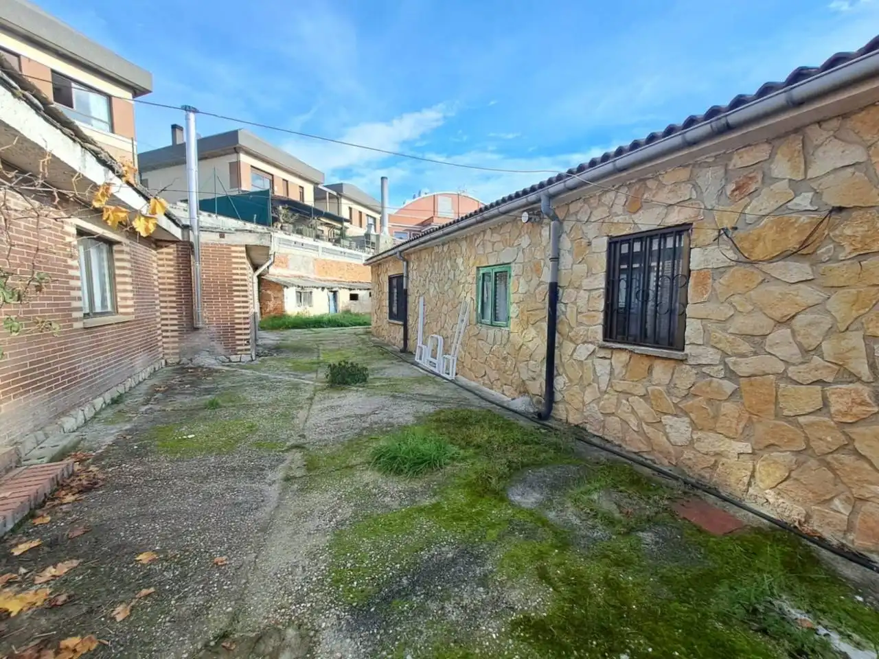Vista exterior de Casa adosada en venda en Burgos amb Calefacció i Jardí privat