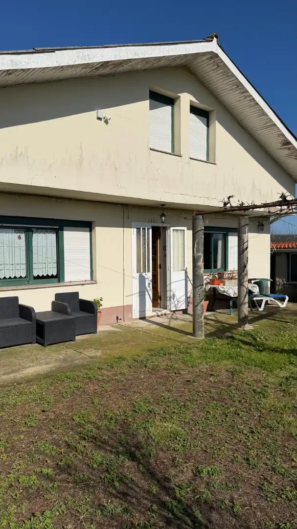 Vista exterior de Casa o xalet en venda en Carballo amb Calefacció, Jardí privat i Moblat