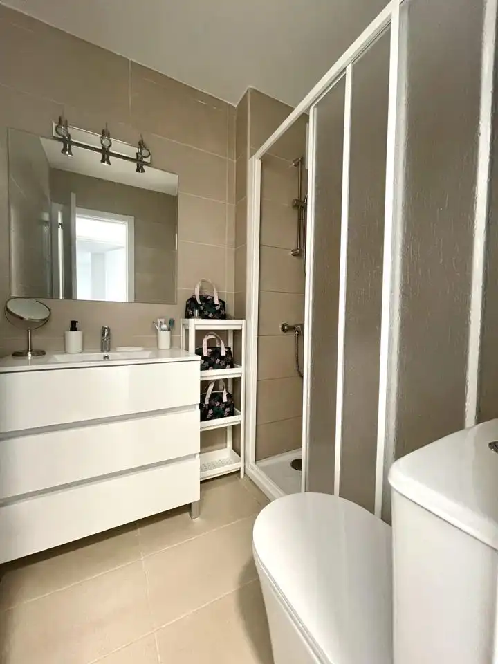 Badezimmer von Maisonette zum Verkauf in San Bartolomé de Tirajana mit Klimaanlage, Privatgarten und Parkett