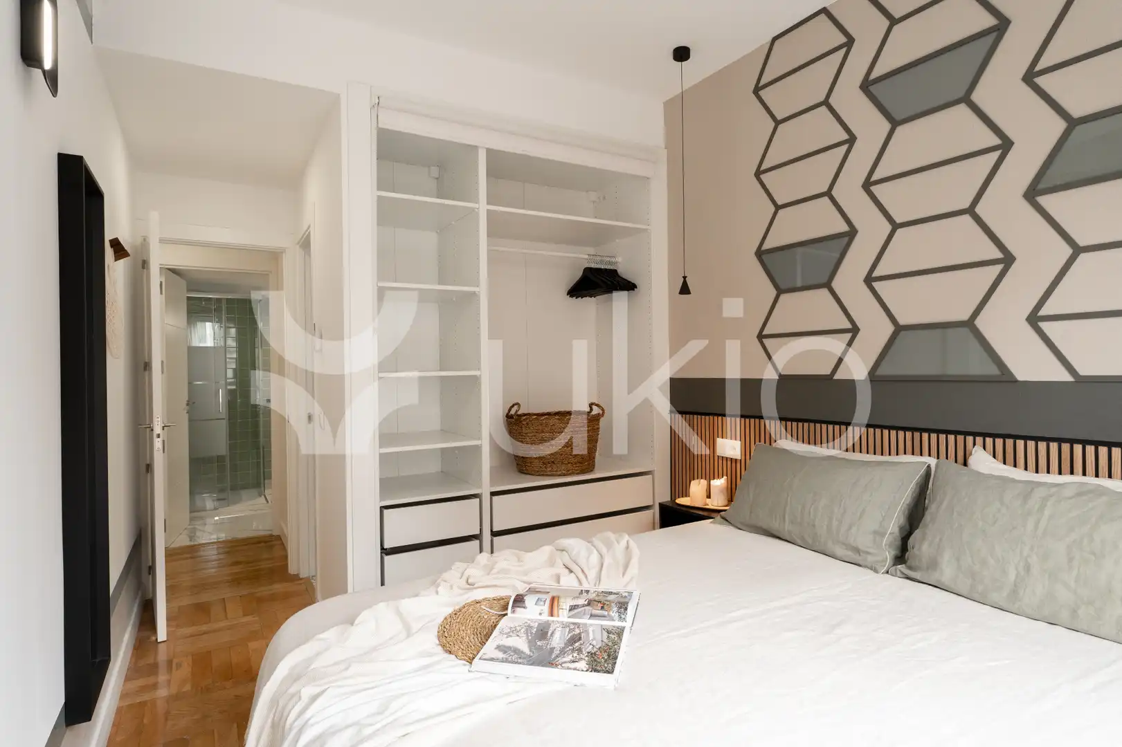 Dormitori de Apartament de lloguer en Madrid amb Aire condicionat, Calefacció i Moblat