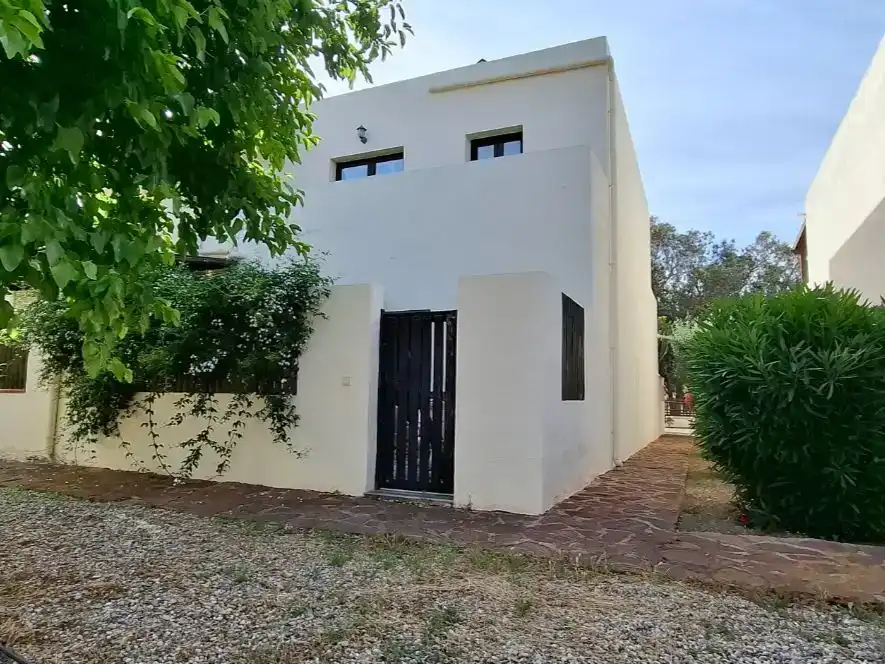 Vista exterior de Casa adosada en venda en Níjar amb Aire condicionat, Piscina i Balcó