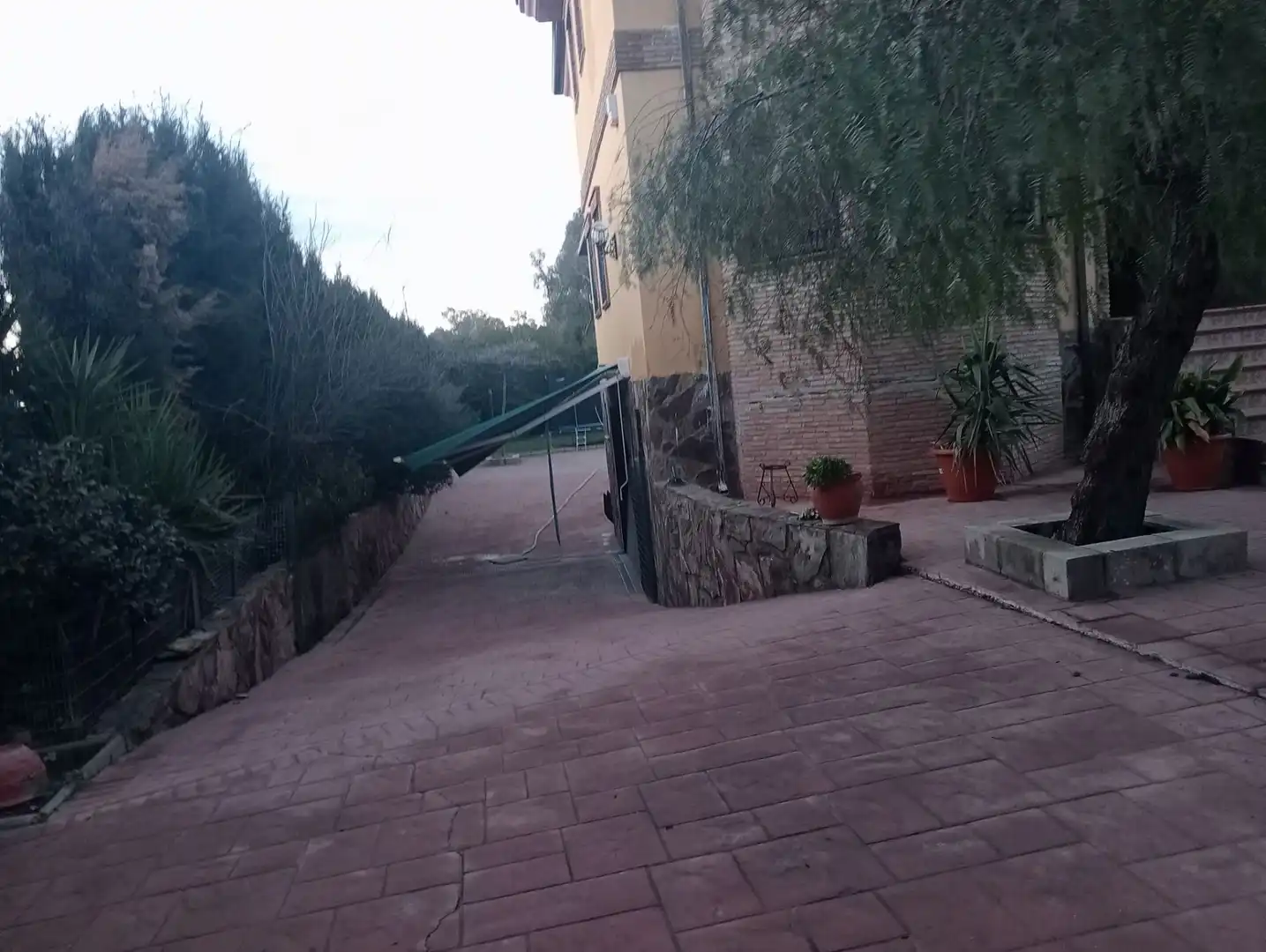 Vista exterior de Casa o xalet en venda en Linares amb Aire condicionat, Calefacció i Jardí privat