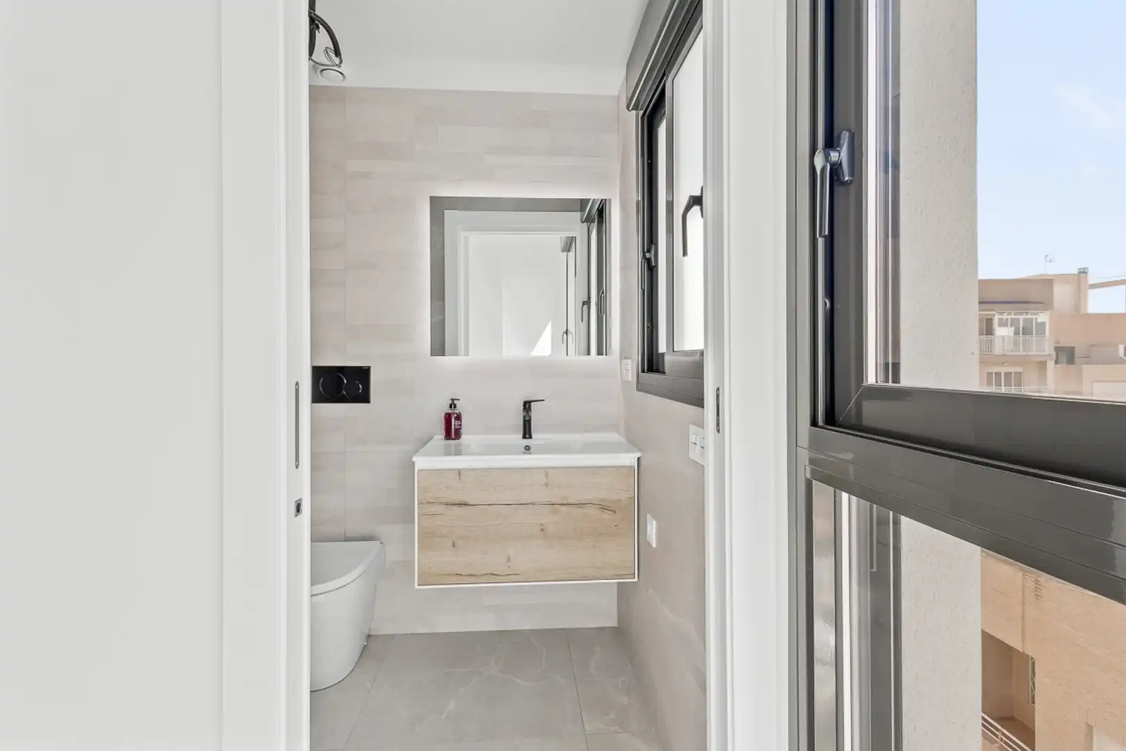 Badezimmer von Wohnung zum Verkauf in Torrevieja mit Klimaanlage, Heizung und Terrasse