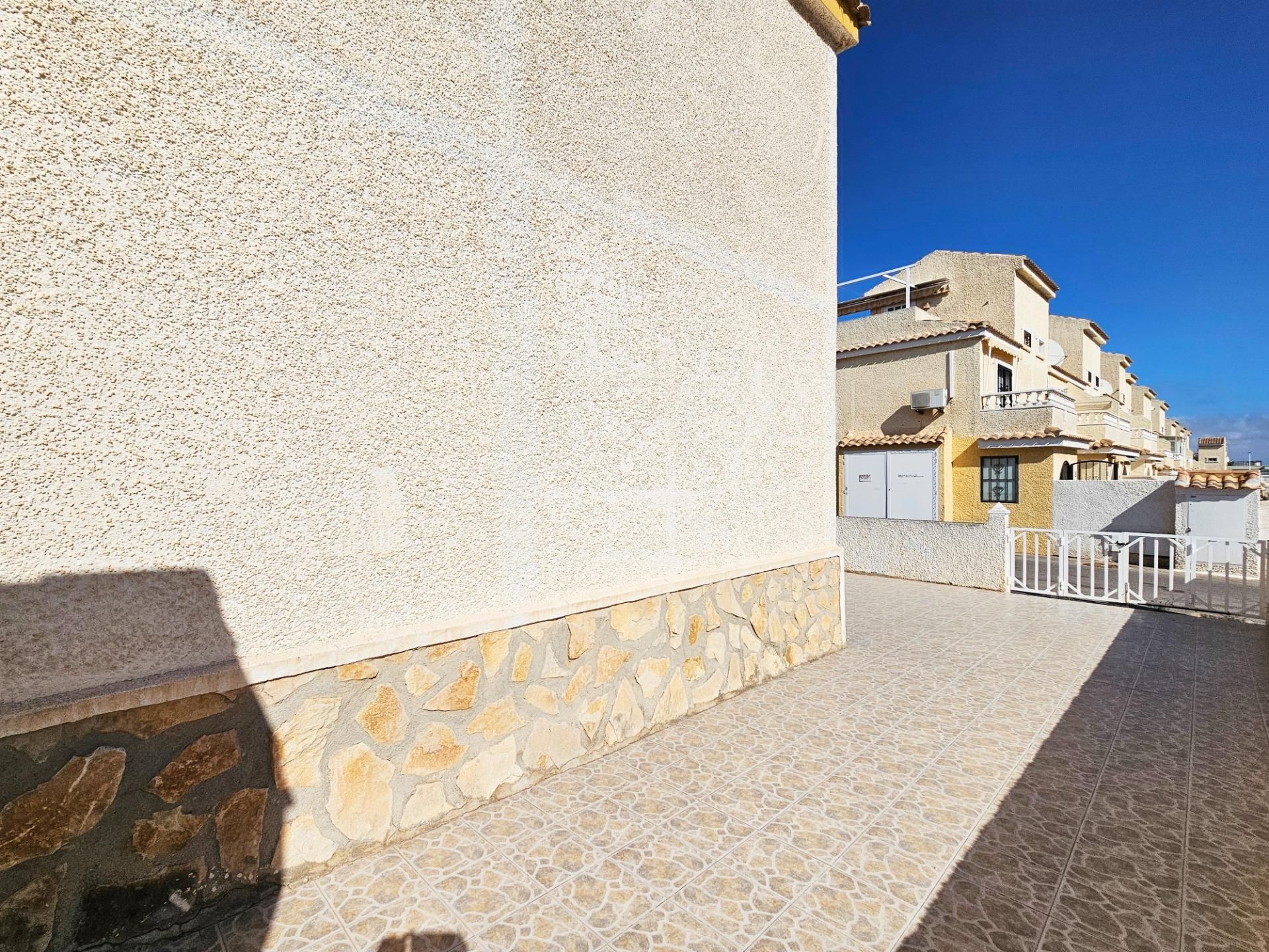 Vista exterior de Casa o xalet en venda en Santa Pola amb Aire condicionat, Calefacció i Jardí privat